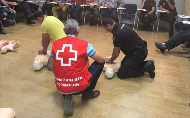 Cruz Roja Águilas imparte un Taller de Reanimación Cardio Pulmonar al Cuerpo Nacional de Policía en Lorca