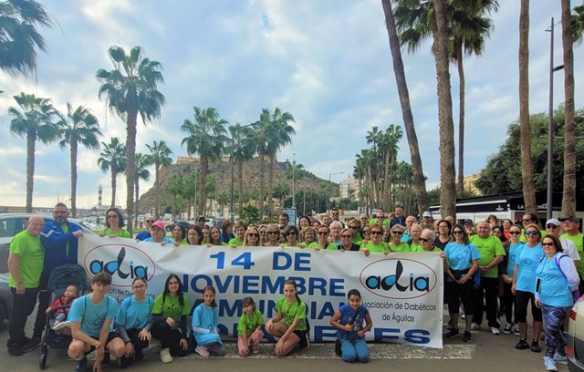 Cerca de un centenar de personas participan en el “Anda conmigo” de Águilas