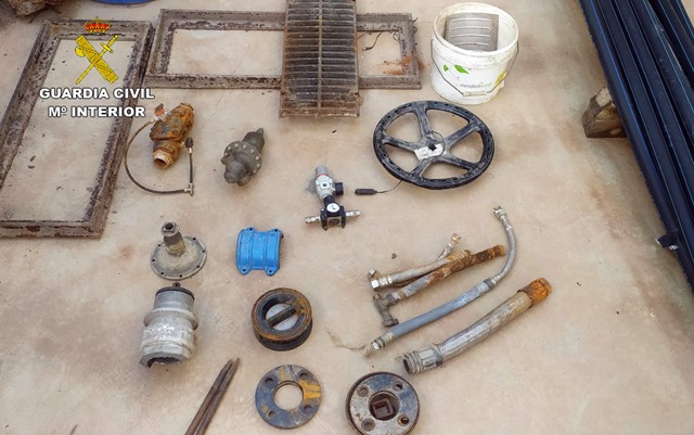 Sorprenden a dos experimentados delincuentes después de robar en un almacén de Águilas