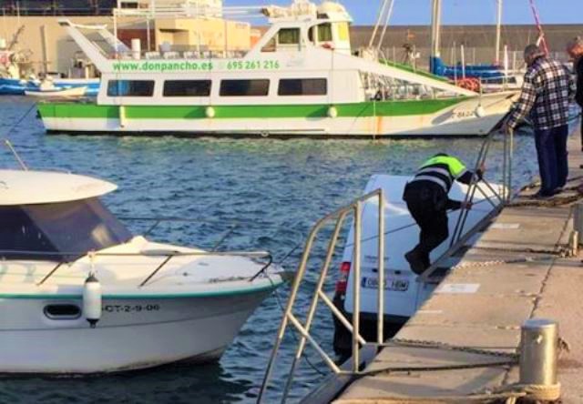 Un vehículo cae al agua en el Puerto de Águilas