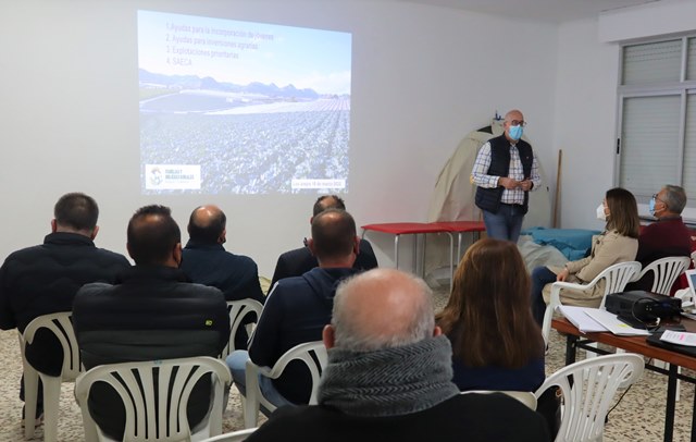 La pedanía de Los Arejos acoge una charla informativa sobre ayudas y beneficios fiscales para agricultores