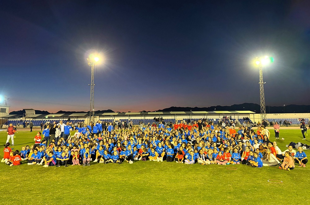 El fútbol reúne a casi medio millar de niñas en el polideportivo municipal de Águilas