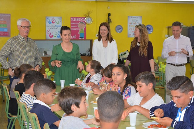 Los alumnos del colegio Ramón y Cajal de Águilas dan la vuelta al mundo en su Semana Cultural