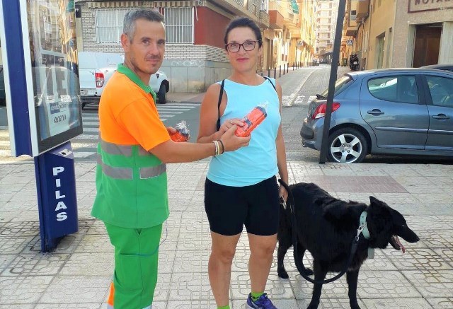 El Ayuntamiento de Águilas lleva repartidos más de 5.000 botellines para eliminar los orines de mascotas de la vía pública