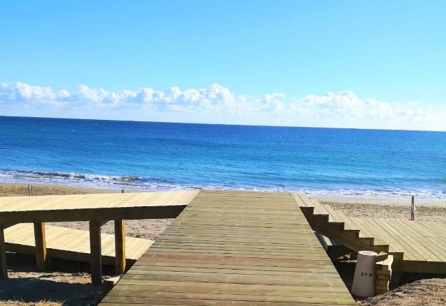 Comienzan las obras para mejorar la accesibilidad a la playa de Calarreona en Águilas