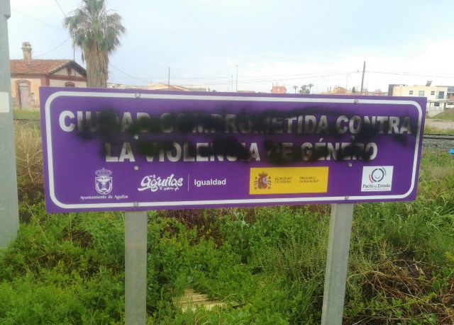 El PSOE de Águilas condena el nuevo acto vandálico sobre la señalética contra la violencia de género