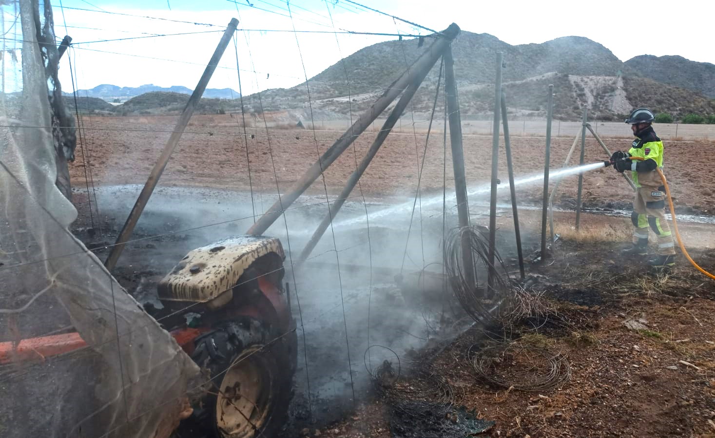 Un tractor provoca el incendio en un invernadero de Águilas