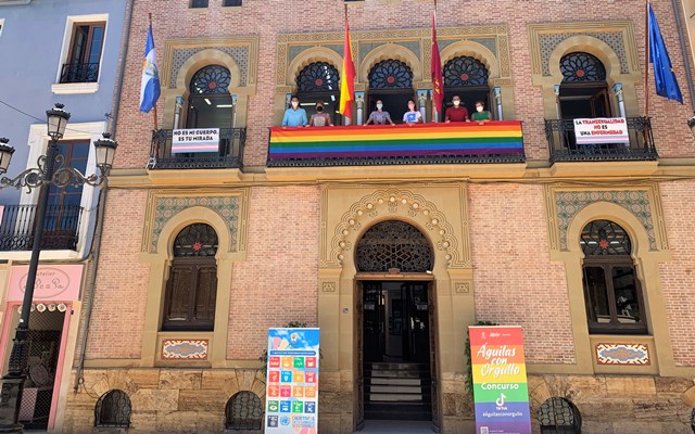 La bandera arco iris preside el balcón del Ayuntamiento de Águilas de cara a la celebración del Día Internacional del Orgullo LGTBI+