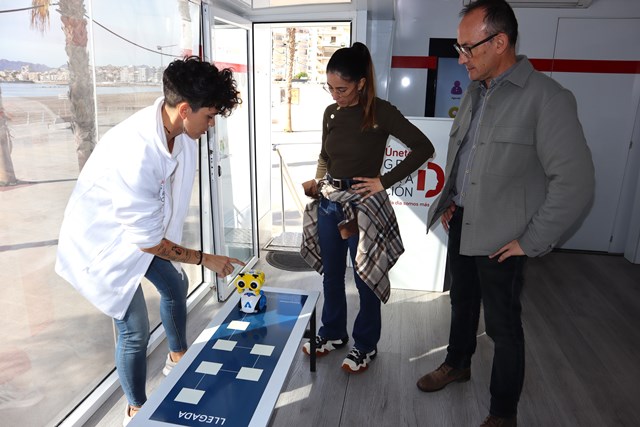 El autobús de “Generación D” se marcha de Águilas con un balance de participación muy positivo