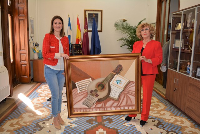 La pintora Beatriz García dona un cuadro al Ayuntamiento de Águilas