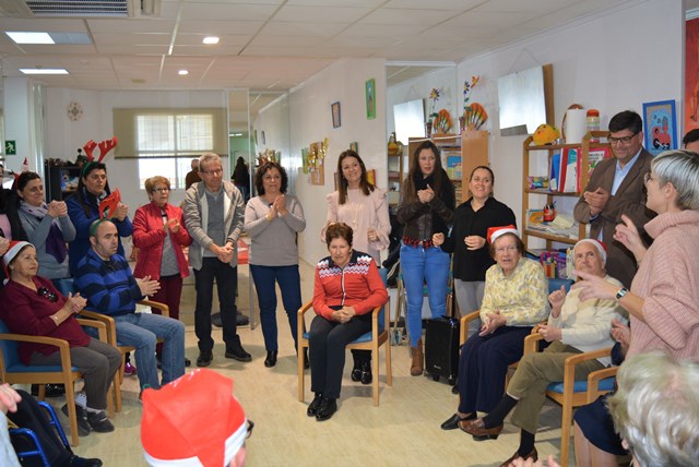 La asociación Alzheimer Águilas celebra su tradicional fiesta de Navidad