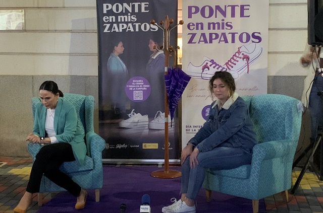Águilas conmemora el 25N con un llamamiento social a ponerse en los zapatos de las mujeres víctimas de maltrato