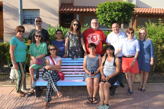 La asociación de vecinos de Las Majadas y Las Molinetas de Águilas participa en la pintada del banco por la visibilidad de la transexualidad