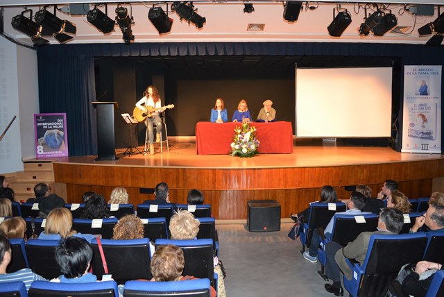 Dolores Ibarra presenta en Águilas su primer poemario ‘El abrazo de la dama azul’