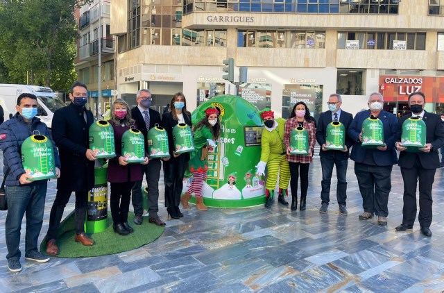 Águilas participa en una campaña de reciclado de envases vinculada a la entrega de juguetes a niños vulnerables  