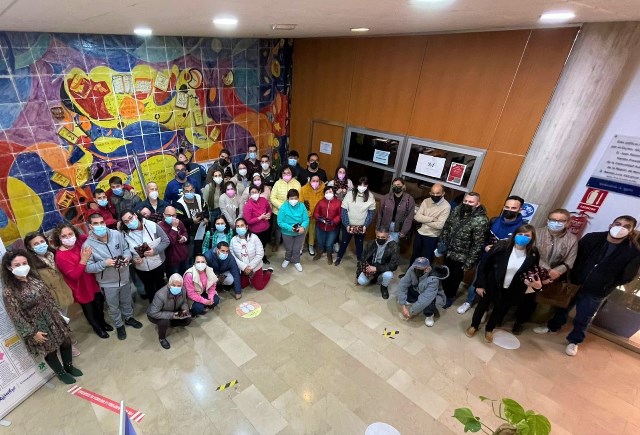Los participantes en los talleres sobre Derechos del Consumidor reciben sus diplomas
