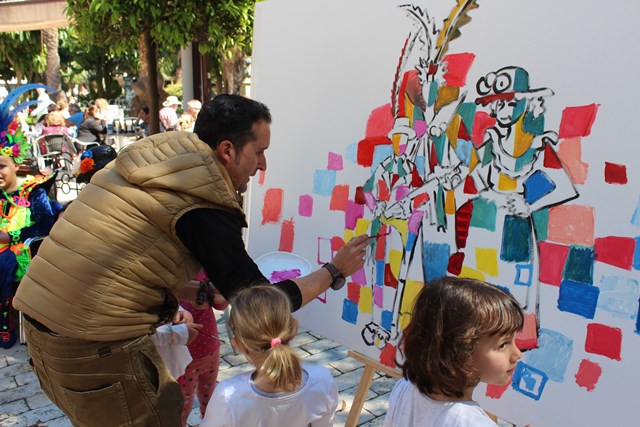 Los personajes infantiles del Carnaval de Águilas actúan como modelos en un taller de pintura del artista Álvaro Peña 