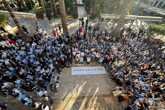 El colegio María Inmaculada de Águilas llena las calles de “Sonidos para la Paz”