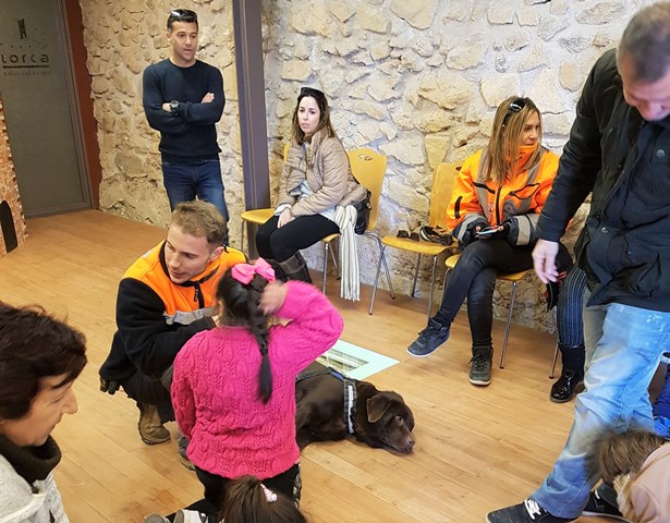 La Unidad Canina de Protección Civil Águilas participa en unas jornadas de terapia para niños