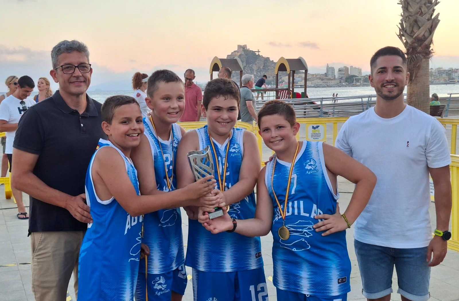 El baloncesto 3x3 llena de deporte la explanada del auditorio de Águilas