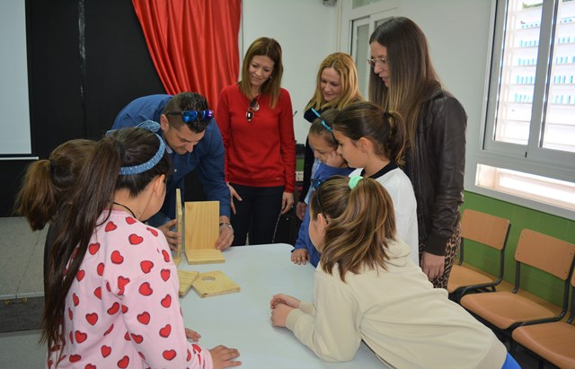 Alumnos del colegio Ciudad del Mar y usuarios de Afemac participan en un taller de cajas nido para aves 