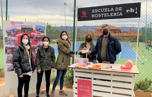 La Escuela Deportiva de Pádel y Tenis ‘Isla del Fraile’ lleva a cabo una jornada benéfica a favor de Cáritas