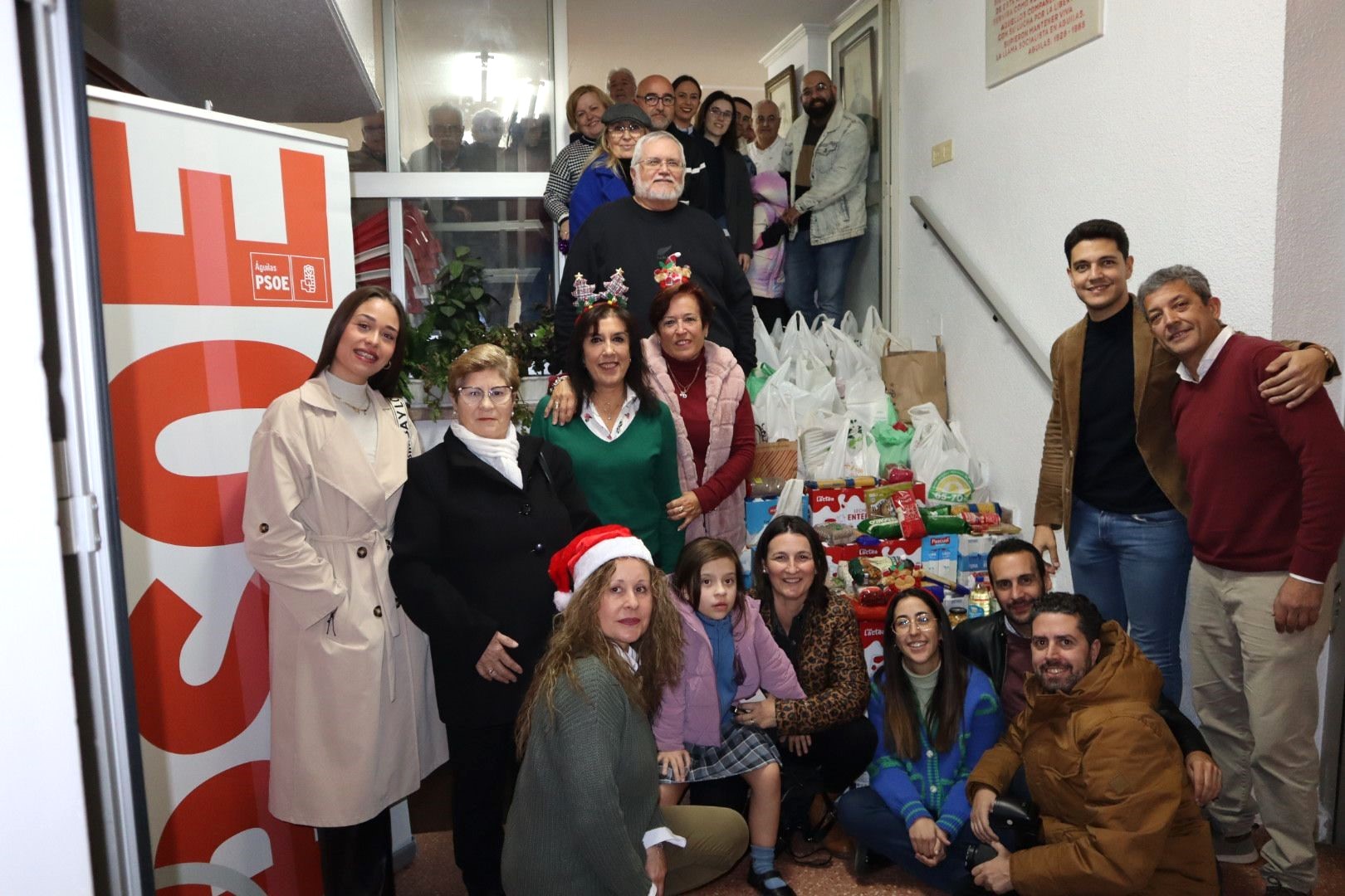 La Agrupación Socialista de Águilas y Juventudes Socialistas hacen entrega a Cáritas de alimentos recogidos en su campaña de Navidad