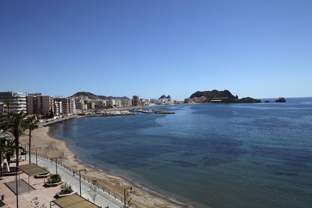 Dos investigados por presuntos hurtos a bañistas en una playa de Águilas