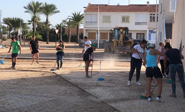 Los populares aguileños colaboran con los vecinos de San Pedro del Pinatar en tareas de limpieza tras el paso de la DANA