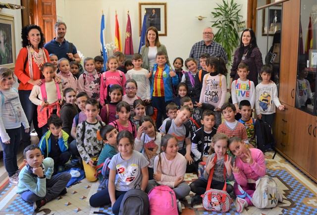 Alumnos del colegio Joaquín Tendero visitan el Ayuntamiento de Águilas