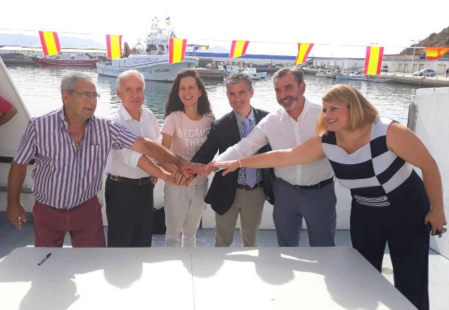 Pescadores de Águilas y de otros municipios costeros de la Región recogen 130 kilos de basura marina al año