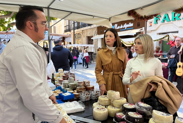 El tradicional mercadillo navideño volvió a instalarse en la Plaza de España de Águilas