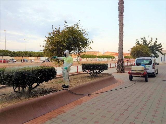 El Ayuntamiento aplica tratamientos fitosanitarios a más de 35.000 unidades arbustivas de Águilas 