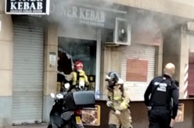 Servicios de emergencia apagan un incendio en el bajo de un edificio de 5 plantas en Águilas