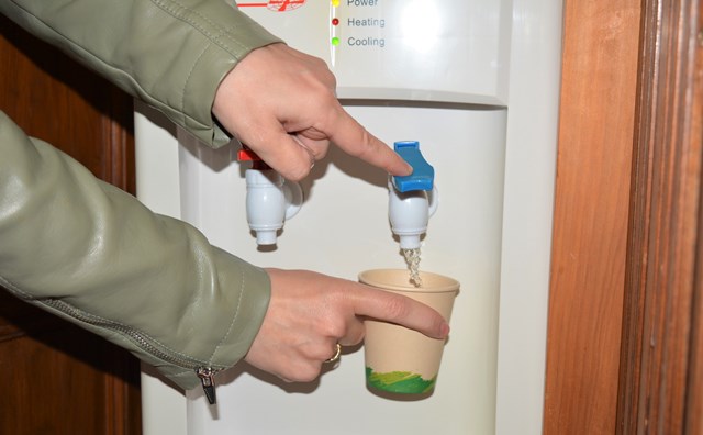 El Ayuntamiento de Águilas elimina los vasos de plástico de todas las dependencias municipales