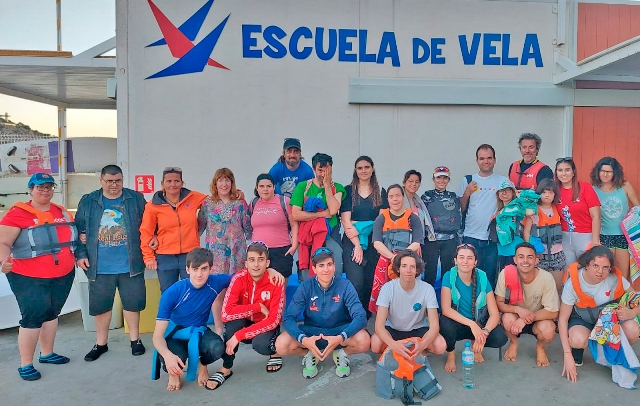Usuarios de FUNDOWN y AYNOR participan en actividades de vela de la mano del Club Náutico de Águilas