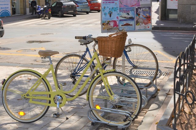 Águilas duplica el número de aparcamientos para bicis en el último año