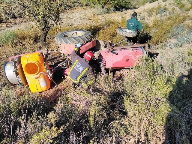 Muere un hombre en Águilas al caerle encima el tractor que conducía