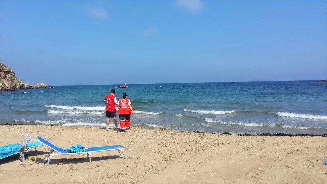 Cruz Roja Águilas rescata a dos personas en la playa de La Higuerica