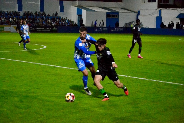 El Águilas empata ante el Betis Deportivo un partido espectacular y en el que los blanquiazules merecieron más