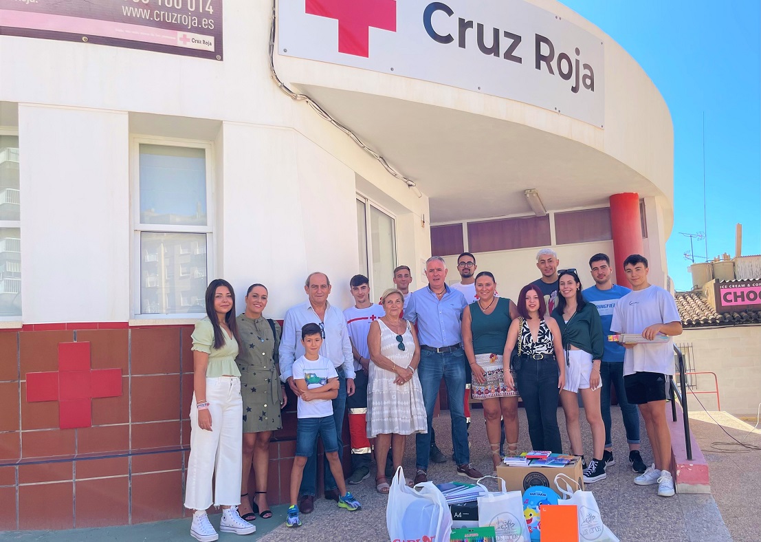 NNGG Águilas entrega a Cruz Roja todo el material escolar recogido en su campaña