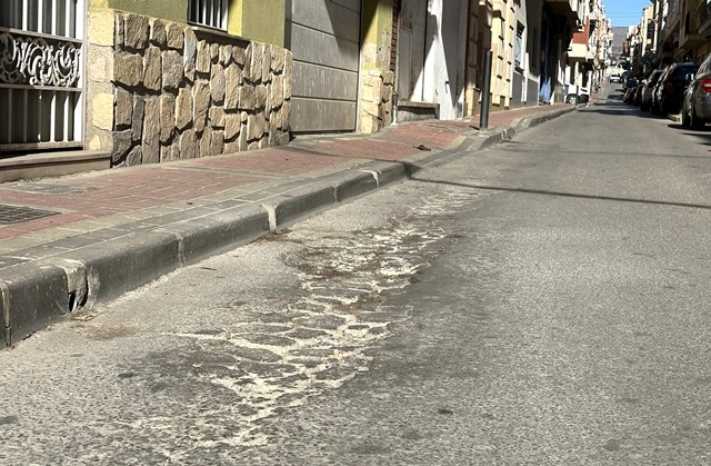 El PP denuncia que el plan de asfalto anunciado por Moreno en marzo de 2022 continúa sin terminar