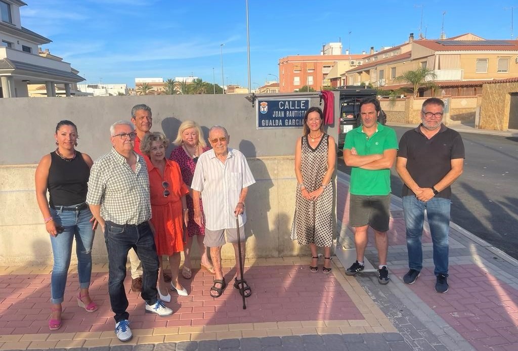 Águilas recuerda a Juan Bautista Gualda rotulando una calle con su nombre
