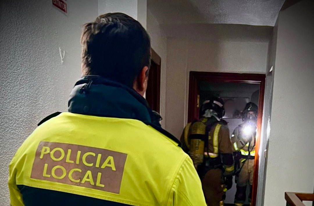Controlado un incendio en un edificio de la calle Hospital en Águilas