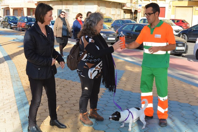 Reparto de botellas con agua y vinagre para luchar contra los orines de las mascotas en Águilas 