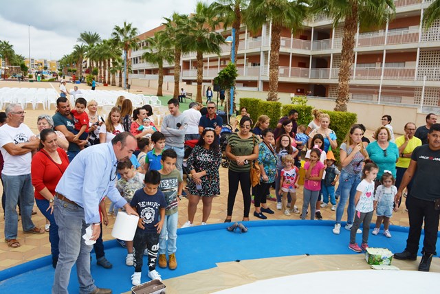 Los niños protagonistas de la inauguración de la plaza Víctimas del Terrorismo de Águilas