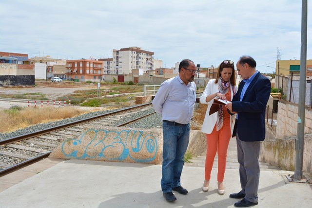 La alcaldesa logra el compromiso de Adif para el cerramiento y limpieza de los márgenes de la línea férrea en distintos puntos de Águilas 