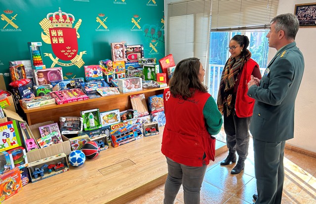 La Guardia Civil de Murcia culmina la campaña en beneficio de los menores desplazados por el conflicto de Ucrania, con la recogida de más de dos centenares de juguetes