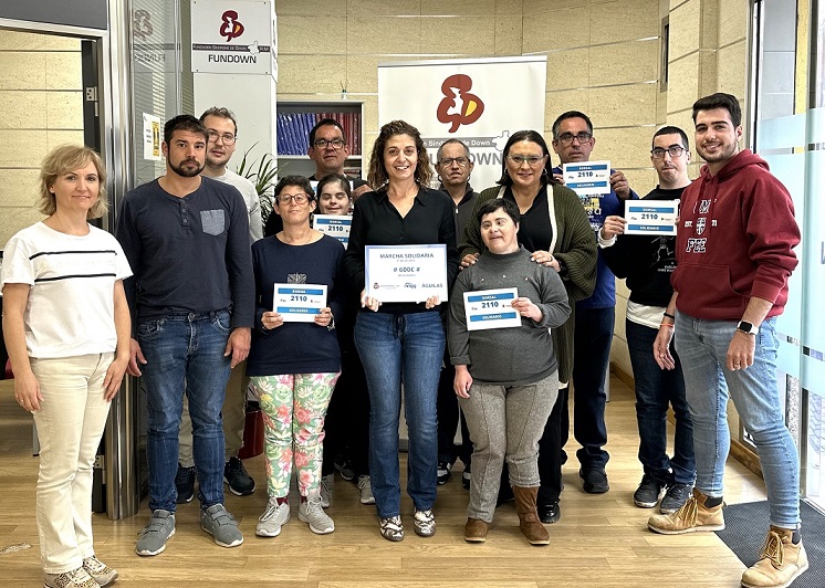 NNGG Águilas entrega a Fundown un cheque con el dinero recaudado en la ruta solidaria del octubre joven