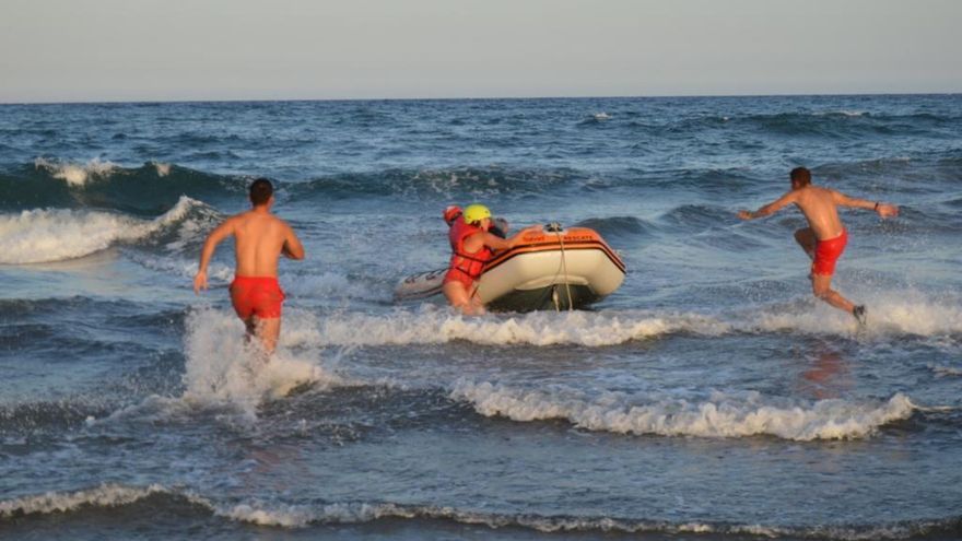 Rescatadas cuatro personas en la Cala del Mijo en Águilas